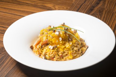 Tavuk ve badem risotto