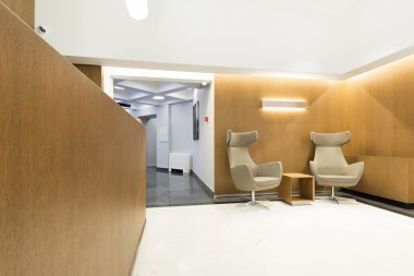 Resepsiyon alanında modern bir otel