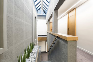 Otel koridor merdiven ile