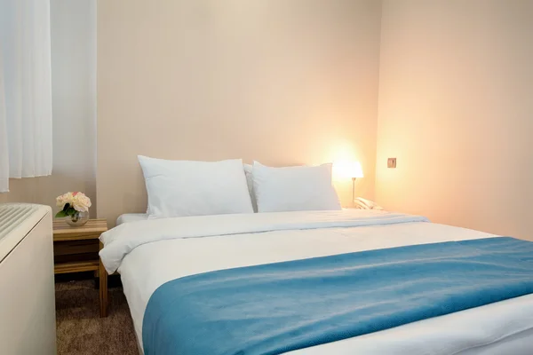 エレガントなホテルの寝室のインテリア — ストック写真
