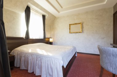 Otel yatak Oda sabah güneş tarafından aydınlatılmış