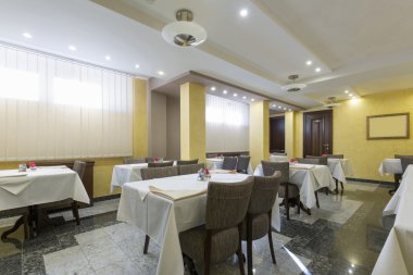 Bir otel restoranının içinde.