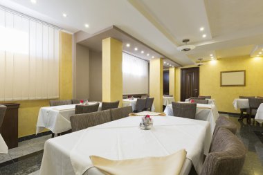 Bir otel restoranının içinde.