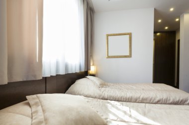 Bir otel odasının içinde.