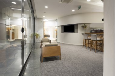 Bir otel kafesinin içinde.