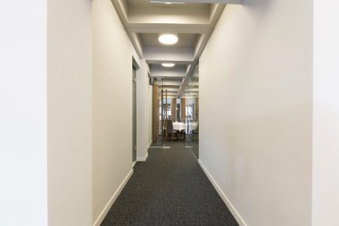 Modern otel koridorunda