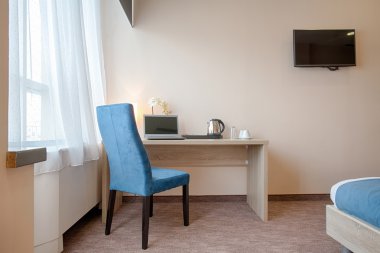 Dizüstü bilgisayar ile yatak odası çalışma masası