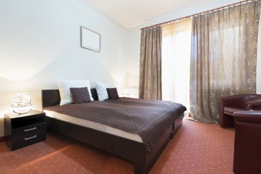 bir adet Çift Kişilik Yatak otel odasında iç