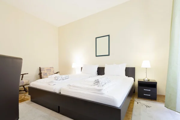 Interior de una habitación de hotel cama doble — Foto de Stock