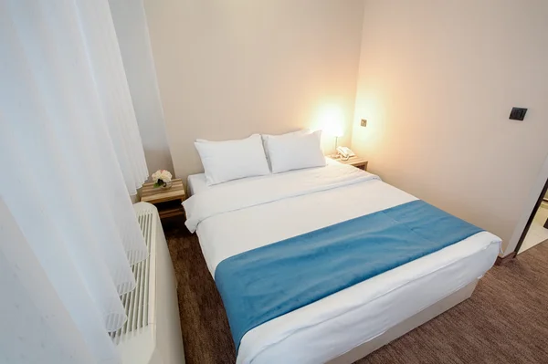 Elegante hotel dormitorio interior — Foto de Stock