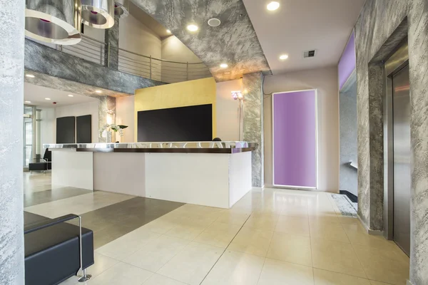 Modern byggnad lobby med gratis Wi-Fi — Stockfoto