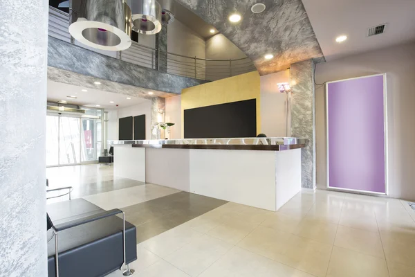 Moderne Gebäude-Lobby mit Rezeption — Stockfoto