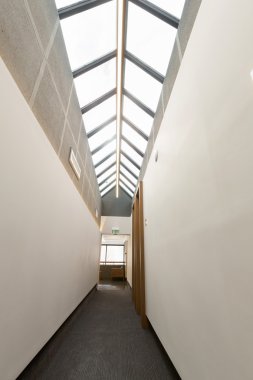 modern bir binada koridor