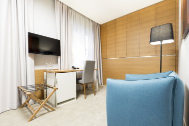 Bir otel odasının içinde.