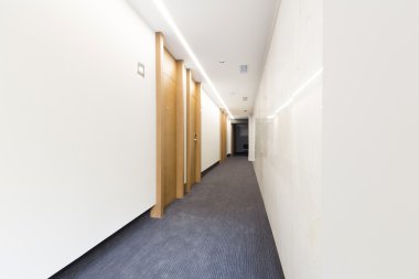 Modern otel koridorunda