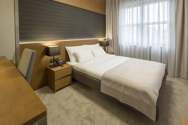 Luxe hotel kamer in de avond — Stockfoto