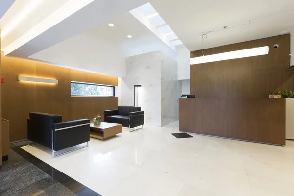 Reception area with wooden reception desk — Stock Photo, Image