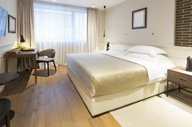 Sabah bir çift otel odasında iç