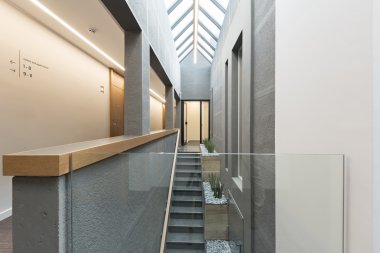 Otel koridor merdiven ile