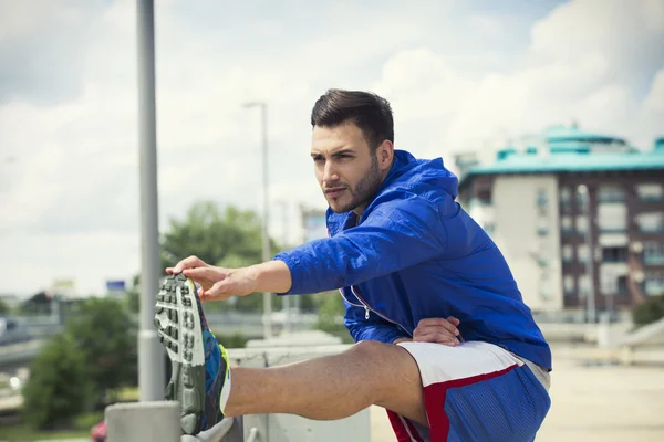 Fitness man doen strekt zich uit buiten — Stockfoto