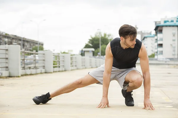 Fit jonge man doen rek buitenshuis — Stockfoto