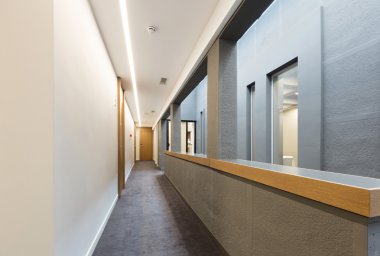 modern bir binada koridor