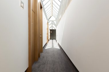 modern bir binada koridor