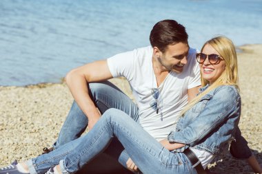 Güneşli bir günde sahilde genç Çift