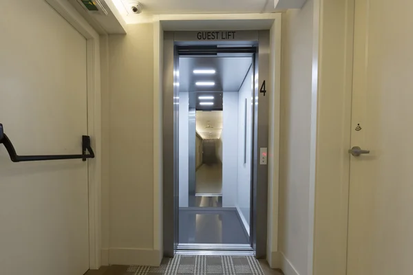 Porta aperta dell'ascensore nella hall dell'hotel — Foto Stock