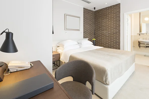 近代的なホテルのベッドルームのインテリア — ストック写真