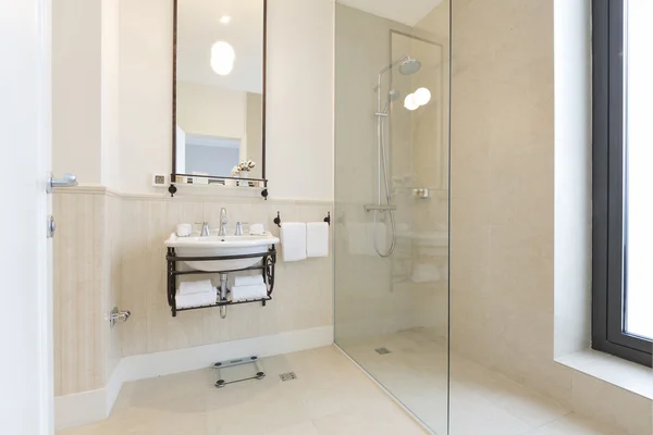 Salle de bain moderne avec cabine de douche — Photo