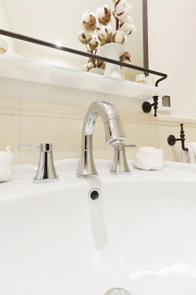 Interno del bagno con lavabo bianco e rubinetto — Foto Stock