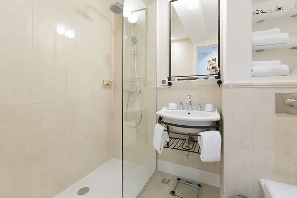 Interno di un moderno bagno d'albergo — Foto Stock