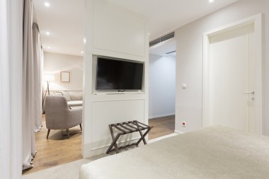 Lüks bir otel odasının içinde.