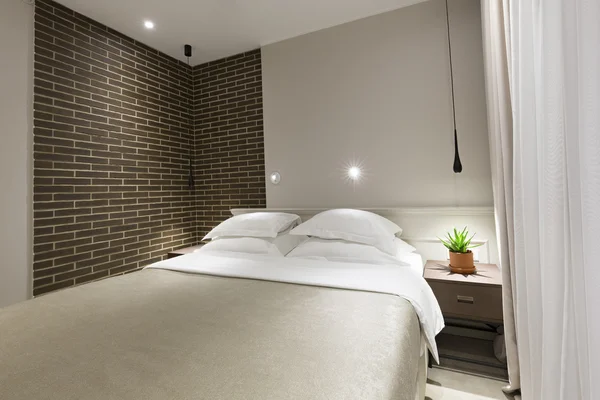 Interior moderno dormitorio por la noche —  Fotos de Stock