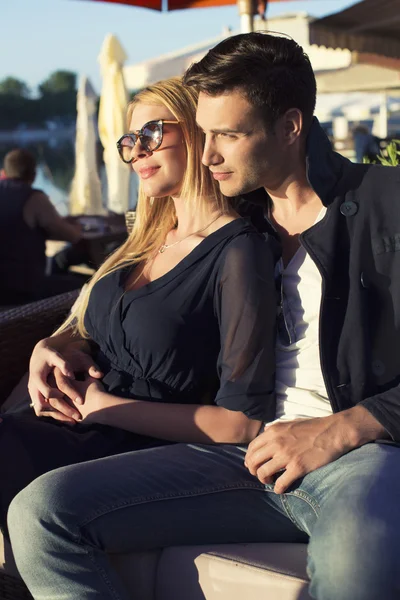 Jovem casal em um café ao pôr do sol — Fotografia de Stock