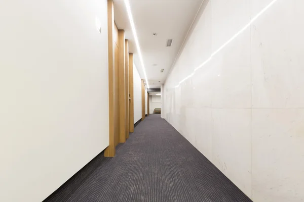 Διάδρομος στο κτήριο του ξενοδοχείου — Φωτογραφία Αρχείου
