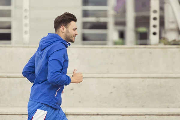 Jonge man joggen buiten — Stockfoto