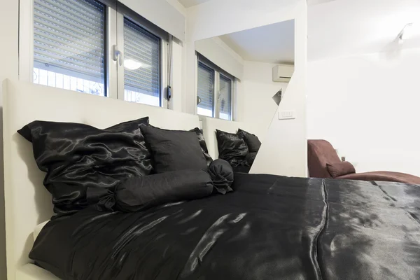 Modernt sovrum med svart linne — Stockfoto