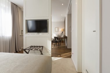 Bir otel dairesinin içinde.