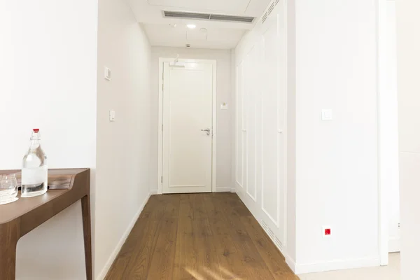 Interior de um corredor com armário — Fotografia de Stock
