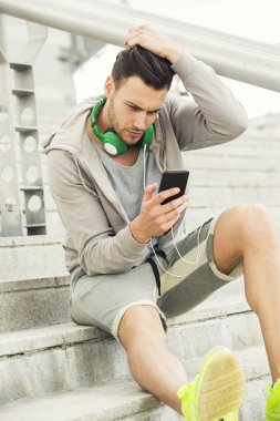 Açık havada manifatura ve endişeli arayan genç adam