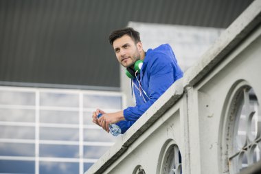 Fitness adam açık havada egzersiz programı arasında bir mola