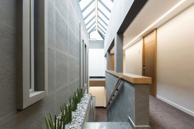 Otel koridor merdiven ile 