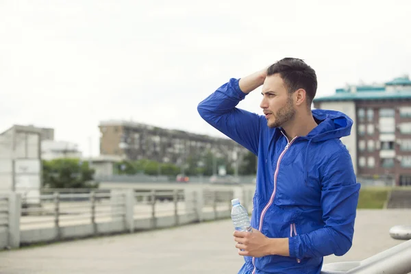 Fitness kerel het nemen van een pauze tussen buitenshuis workouts — Stockfoto