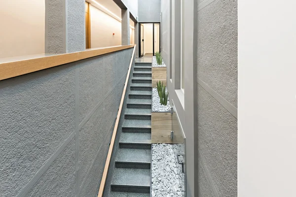 Escalier dans un bâtiment moderne — Photo