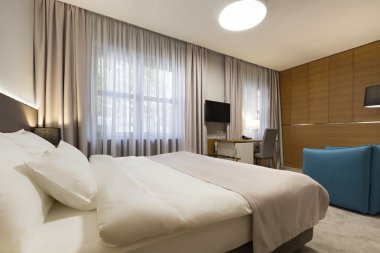 Bir otel odasının içinde.