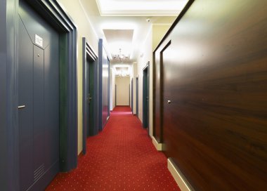 Otel binası koridorunda