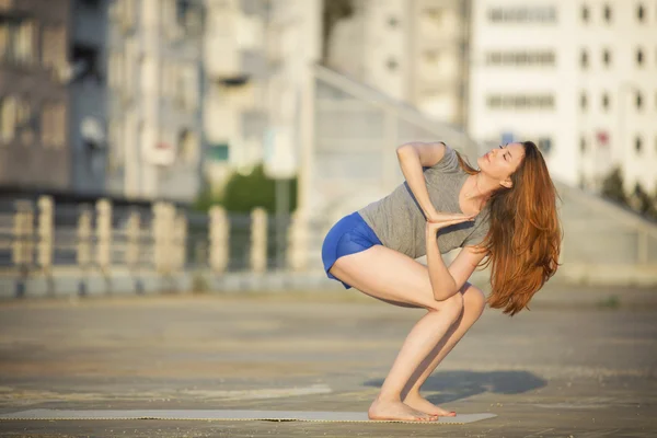 Mujer haciendo yoga en ambiente urbano — Foto de Stock
