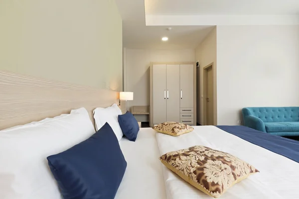 Inteior bir otel yatak odası — Stok fotoğraf